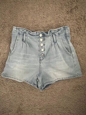 American Eagle Light Wash Denim Mom Short. Button Fly - Size 4